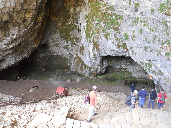 Caves & Gorges